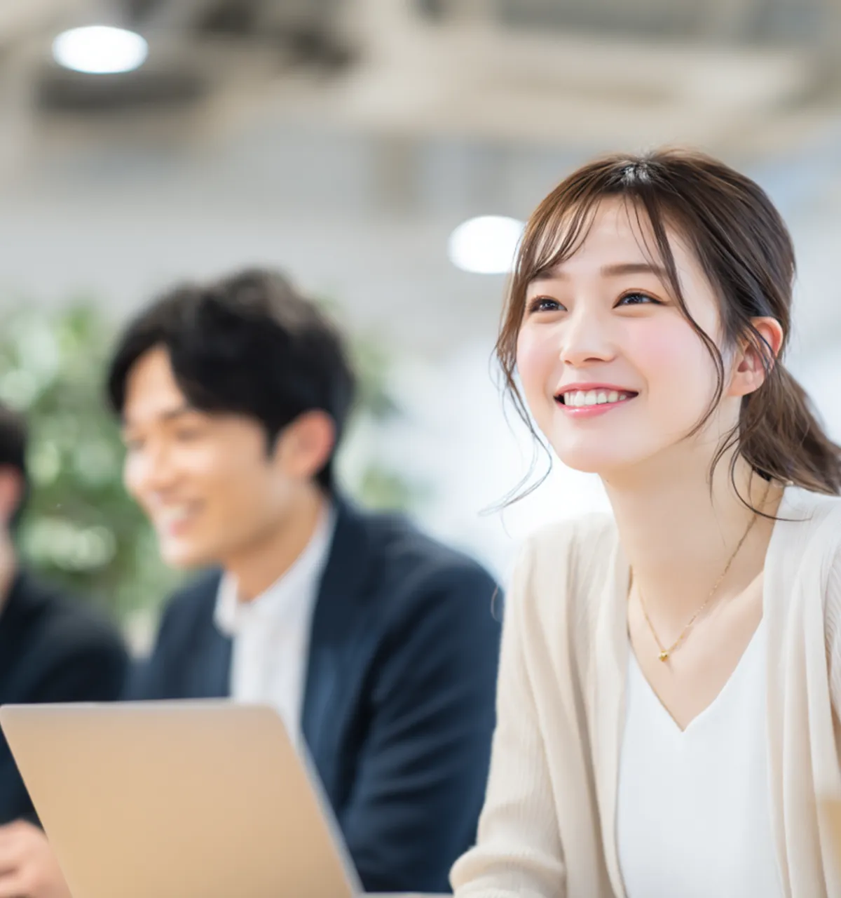 笑顔の女性社員の様子