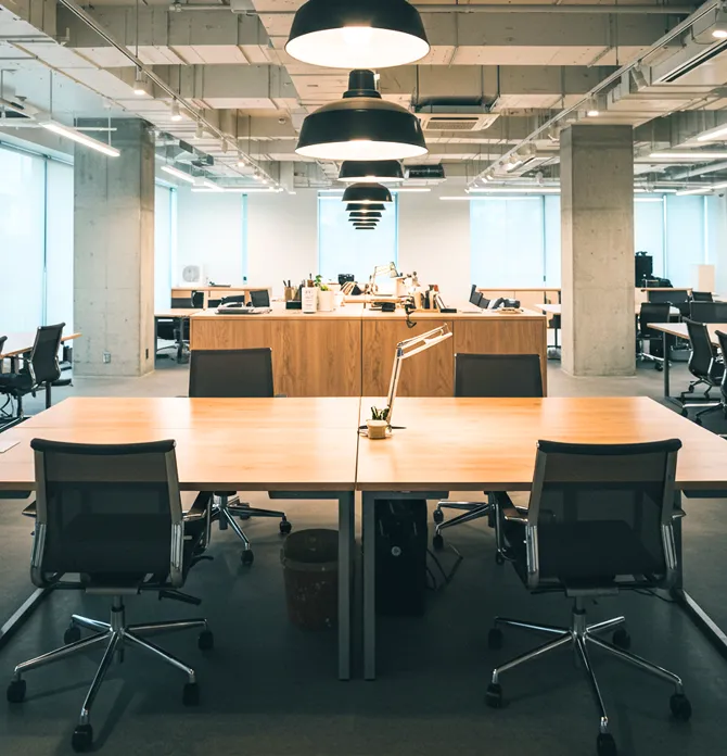 明かりが灯る綺麗な内装の事務所のイメージ