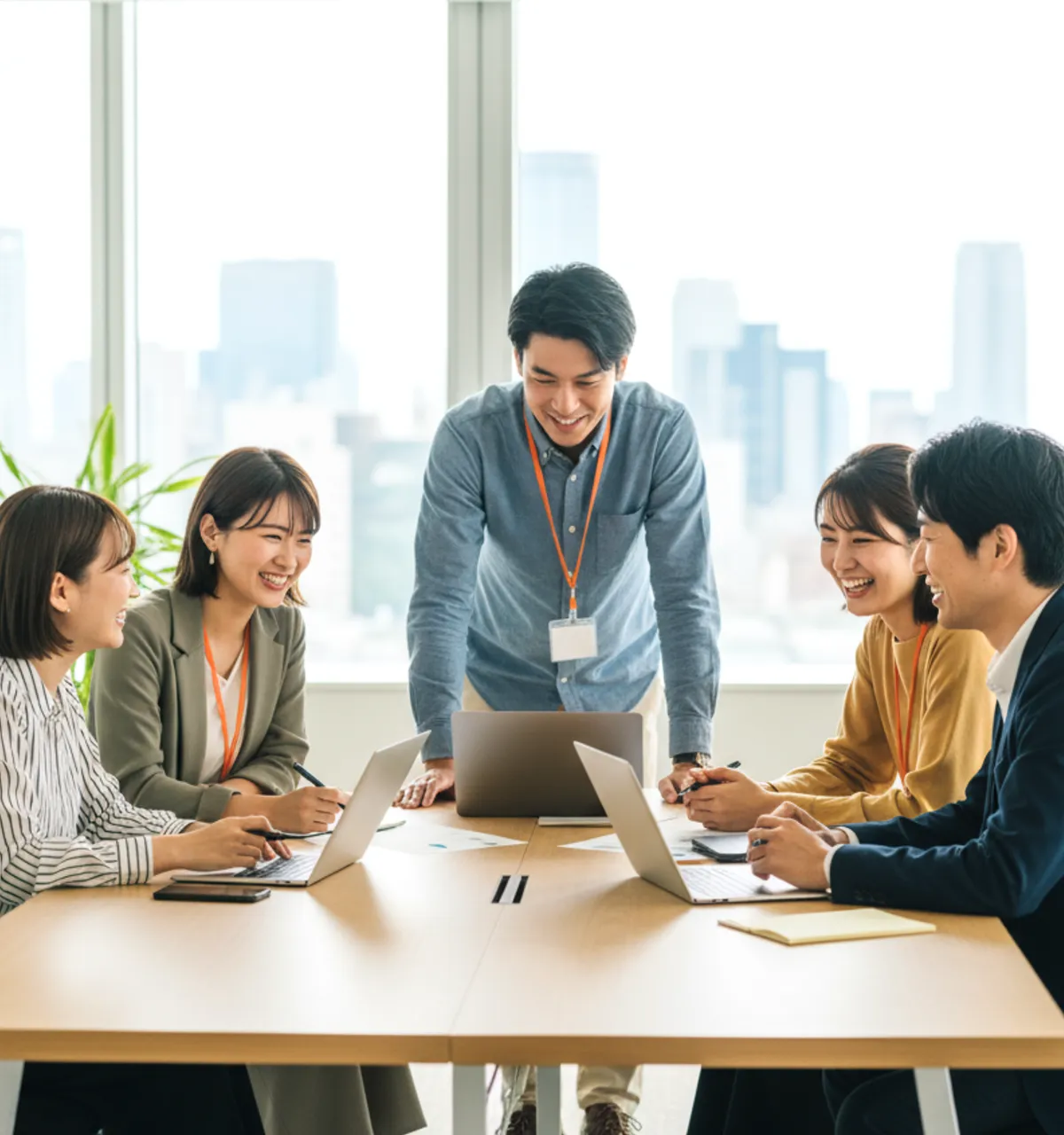 明るい雰囲気で打ち合わせをする人たちの様子